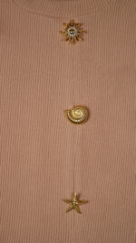 Top court en tricot côtelé Beige avec Boutons Marins Dorés – Image 3