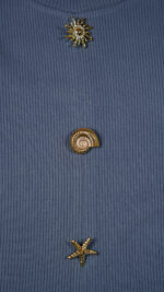 Top court en tricot côtelé Bleu avec Boutons Marins Dorés – Image 3