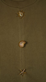 Top court en tricot côtelé Vert avec Boutons Marins Dorés – Image 3